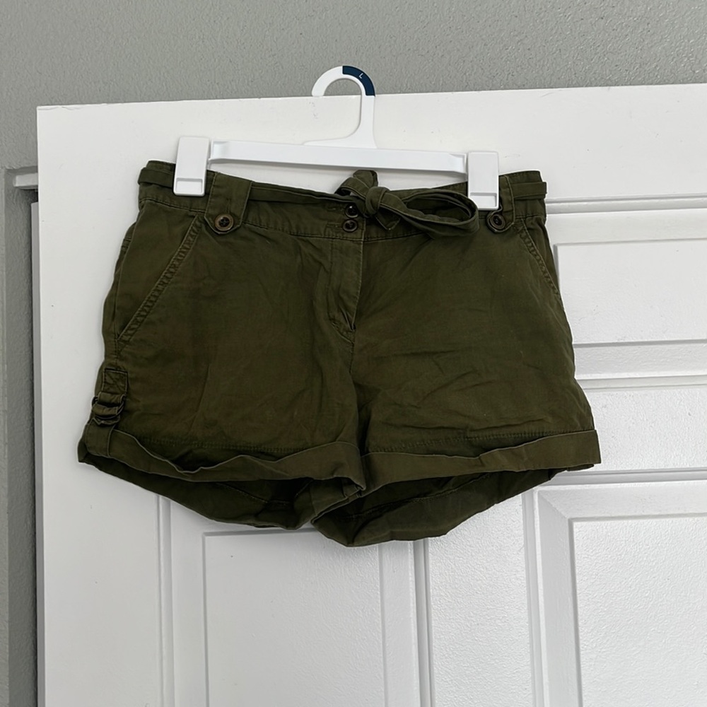 Divided women’s hunter green cargo shirt, size 6